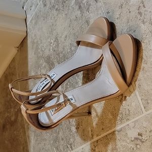 Steve Madden nude strappy sandals